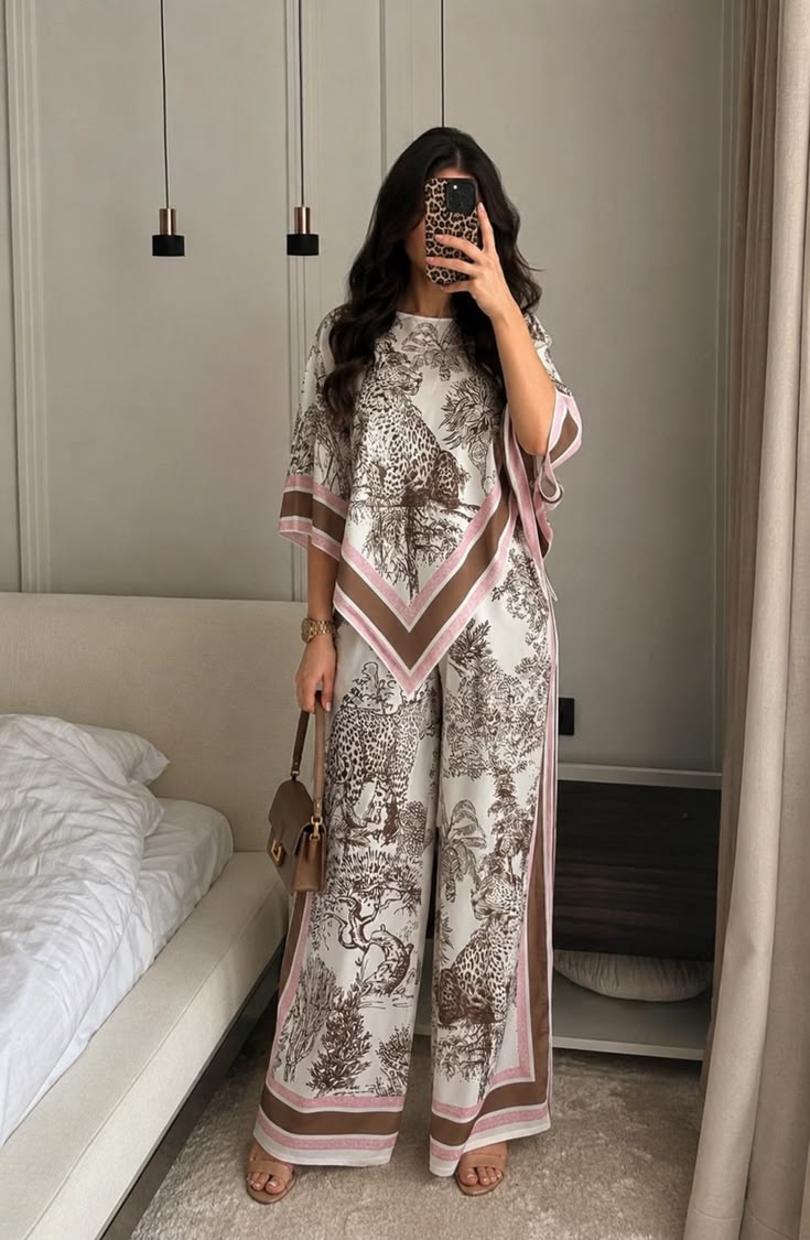 طقم نسائي